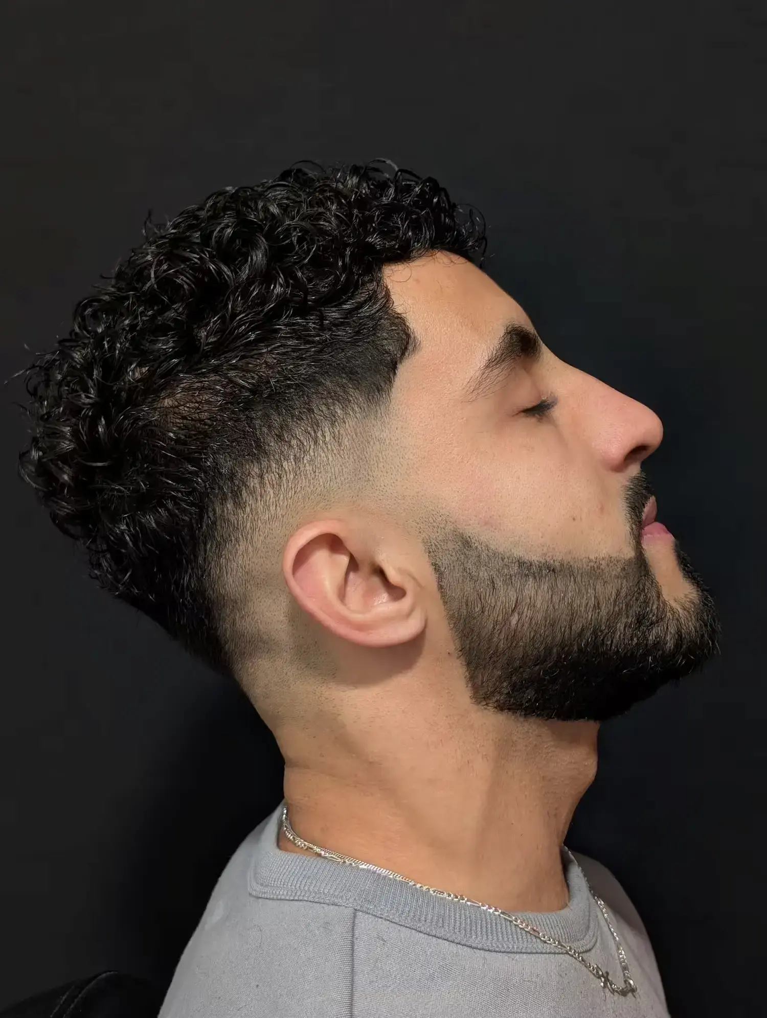 Mid fade s kudrnatým vrškem – Gentleman Barber & More